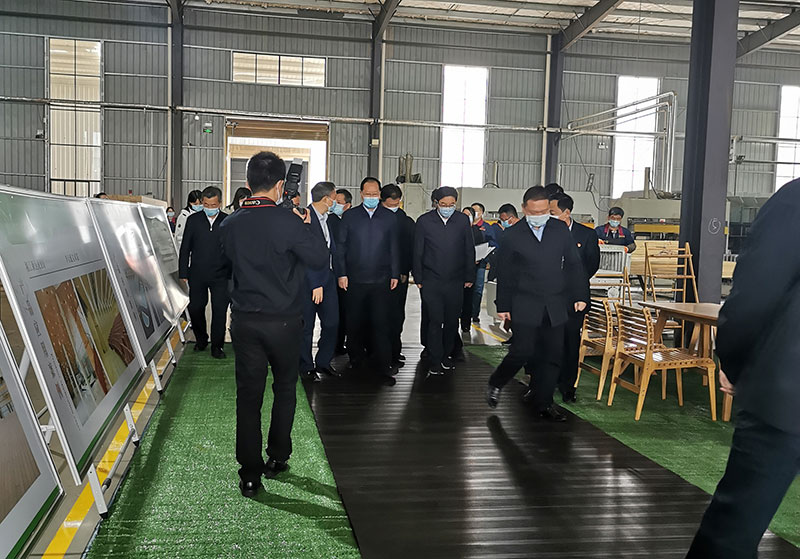 毛偉明省長一行走在桃花江高炭竹地板鋪設(shè)的通道上 毛偉明省長一行走在桃花江高炭竹地板鋪設(shè)的通道上