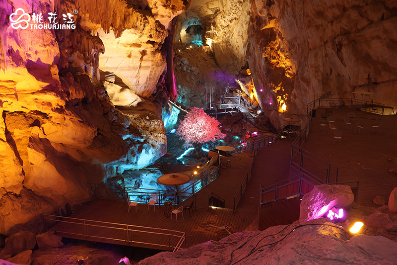 溶洞內(nèi)的桃花江竹木地板