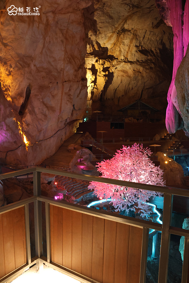 青云洞內(nèi)的桃花江棧道竹木地板