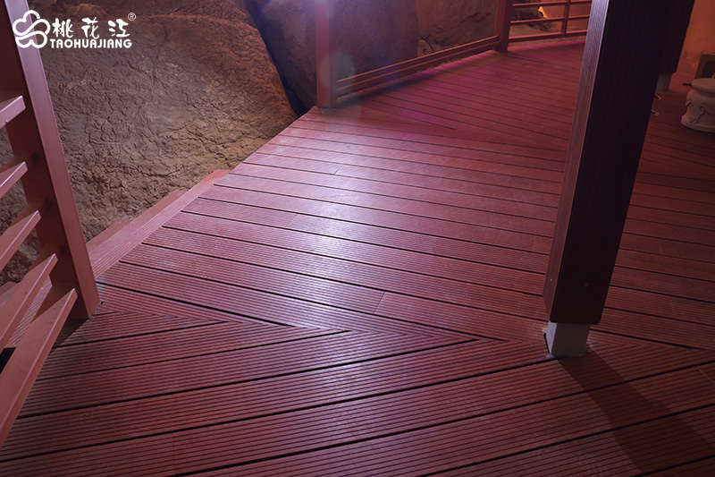 青云洞內(nèi)的桃花江竹木地板