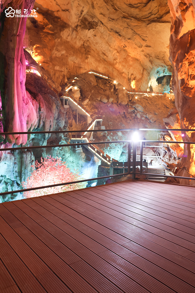 青云洞內(nèi)的桃花江竹木地板