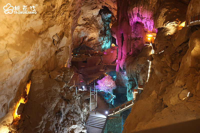 青云洞內(nèi)的桃花江棧道竹木地板