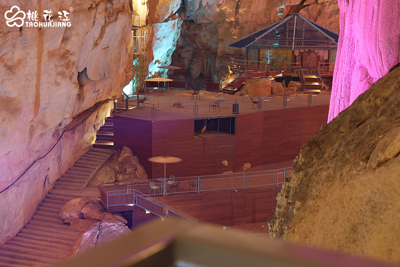 青云洞內(nèi)的桃花江棧道竹木地板