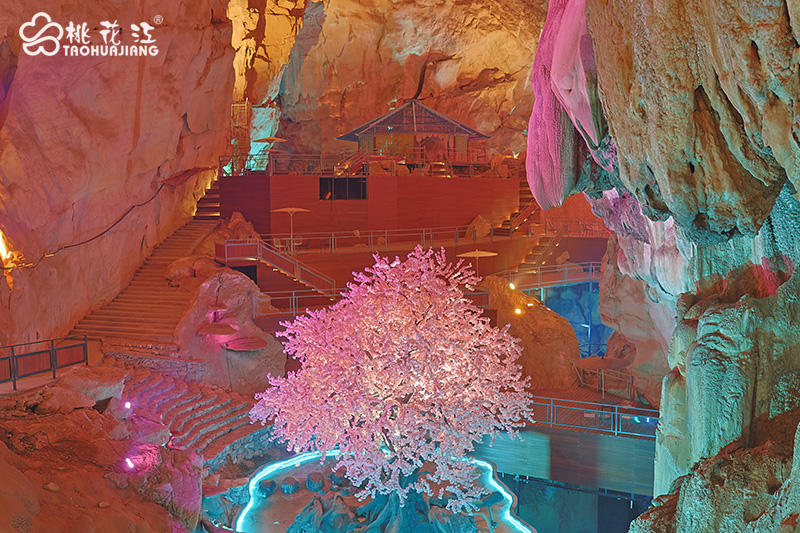 青云洞內(nèi)的桃花江竹木地板