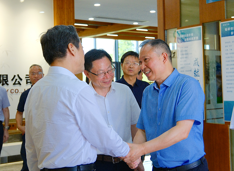 省政協(xié)副主席虢正貴來桃花江竹材調研，公司董事長陪同介紹