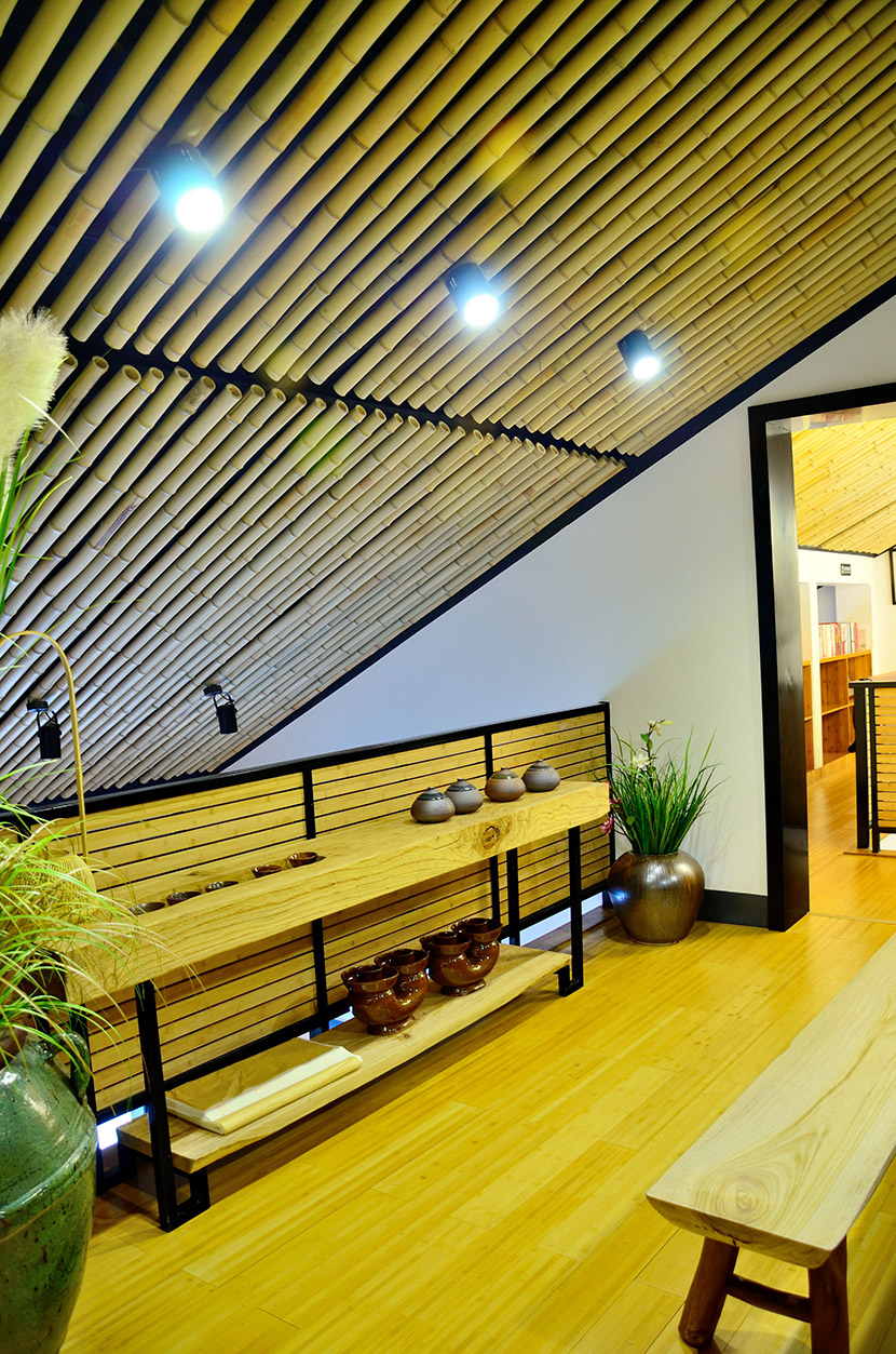 創(chuàng)客俠餐廳的吊頂和地板全采用桃花江的竹材進(jìn)行裝飾