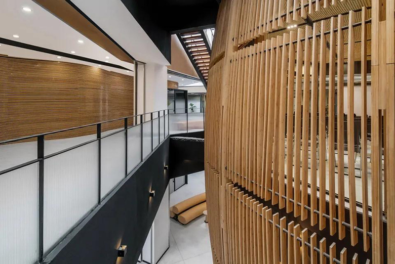 昆明大悅城優(yōu)客工場，懸浮于兩層之間的圓形竹樓